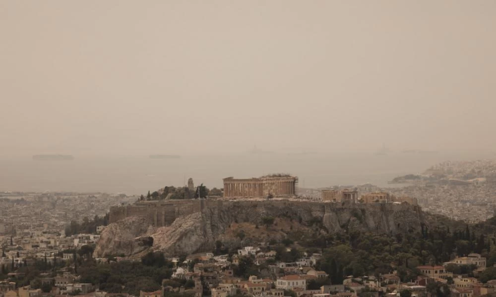 Φωτιά στα Βίλια: Οι πυκνοί καπνοί καλύπτουν την Ακρόπολη